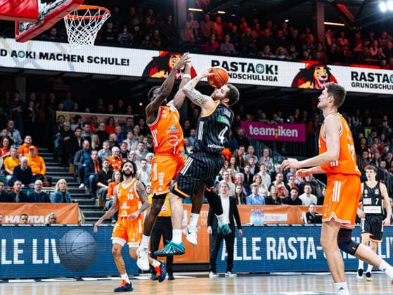 Christopher Ledlum ratiopharm Ulm, 04 on dunk against TJ Bamba RASTA Vechta, 05 RASTA Vechta vs ratiopharm Ulm, Basketball, easyCredit Basketball Bundesliga, Matchday 20, Season 2025 2026, 14 02 2026 RASTA Vechta vs ratiopharm Ulm, Basketball, easyCredit Basketball Bundesliga, Matchday 20, Season 2025 2026, 14 02 2026 Vechta Copyright: xEibner-Pressefoto DamianxKruczynx EP_DKI