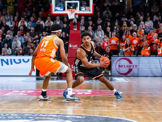 Mark Smith ratiopharm Ulm, 13 in duel against Lloyd Pandi RASTA Vechta, 41 RASTA Vechta vs ratiopharm Ulm, Basketball, easyCredit Basketball Bundesliga, Matchday 20, Season 2025 2026, 14 02 2026 RASTA Vechta vs ratiopharm Ulm, Basketball, easyCredit Basketball Bundesliga, Matchday 20, Season 2025 2026, 14 02 2026 Vechta Copyright: xEibner-Pressefoto DamianxKruczynx EP_DKI