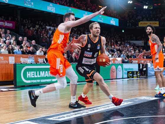 Christian Sengfelder ratiopharm Ulm, 43 in a duel against Philipp Herkenhoff RASTA Vechta, 14 RASTA Vechta vs ratiopharm Ulm, Basketball, easyCredit Basketball Bundesliga, Matchday 20, Season 2025 2026, 14 02 2026 RASTA Vechta vs ratiopharm Ulm, Basketball, easyCredit Basketball Bundesliga, Matchday 20, Season 2025 2026, 14 02 2026 Vechta Copyright: xEibner-Pressefoto DamianxKruczynx EP_DKI