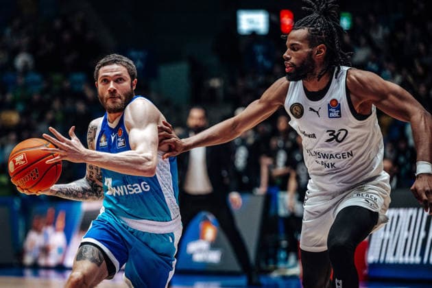 Logan Johnson Skyliners Frankfurt, 0 , Chip Flanigan Basketball Loewen Braunschweig, 30 GER, Skyliners Frankfurt vs Basketball Loewen Braunschweig, Basketball, easycredit BBL, Bundesliga, Matchday 20, Season 2025 2026 14 02 2026 Eibner Pressefoto Attila Ziga GER, Skyliners Frankfurt vs Basketball Loewen Braunschweig, Basketball, easycredit BBL, Bundesliga, Matchday 20, Season 2025 2026 14 02 2026 Frankfurt am Main Copyright: xEibner-Pressefotox EP_AZA