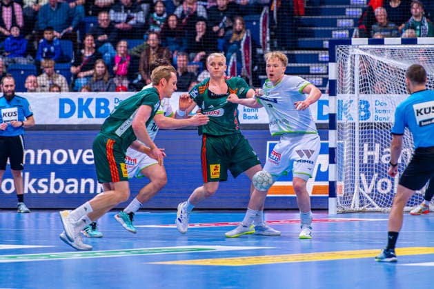 Justus Fischer TSV Hannover Burgdorf, No. 54 v l , TSV Hannover Burgdorf green against HSG Wetzlar white on matchday 21 of the 2025 2026 season in the DAIKIN Handball Bundesliga 14 02 2026, ZAG Arena Hannover, GER , Copyright: xJanxGuentherx xTSVxHannover-Burgdorfx