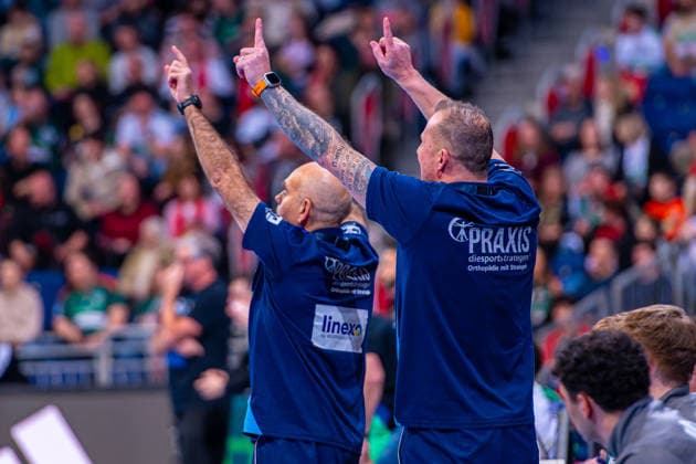 Juan Carlos Pastor TSV Hannover Burgdorf, coach Heidmar Felixson TSV Hannover Burgdorf, co-coach f l , TSV Hannover Burgdorf green against HSG Wetzlar white on matchday 21 of the 2025 2026 season in the DAIKIN Handball Bundesliga 14 02 2026, ZAG Arena Hannover, GER , Copyright: xJanxGuentherx xTSVxHannover-Burgdorfx