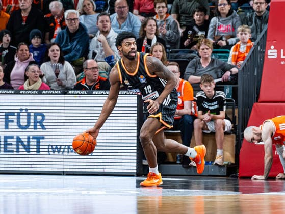 Malik Osborne ratiopharm Ulm, 10 wins the ball and goes into dribbling RASTA Vechta vs ratiopharm Ulm, Basketball, easyCredit Basketball Bundesliga, Matchday 20, Season 2025 2026, 14 02 2026 RASTA Vechta vs ratiopharm Ulm, Basketball, easyCredit Basketball Bundesliga, Matchday 20, Season 2025 2026, 14 02 2026 Vechta Copyright: xEibner-Pressefoto DamianxKruczynx EP_DKI