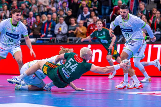 Justus Fischer TSV Hannover Burgdorf, No. 54 v l , TSV Hannover Burgdorf green against HSG Wetzlar white on matchday 21 of the 2025 2026 season in the DAIKIN Handball Bundesliga 14 02 2026, ZAG Arena Hannover, GER , Copyright: xJanxGuentherx xTSVxHannover-Burgdorfx