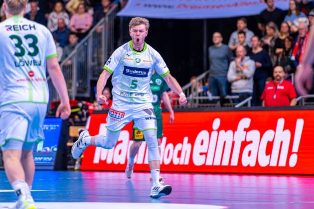 Tristan Kirschner HSG Wetzlar, No. 5 v l , TSV Hannover Burgdorf green against HSG Wetzlar white on matchday 21 of the 2025 2026 season in the DAIKIN Handball Bundesliga 14 02 2026, ZAG Arena Hannover, GER , Copyright: xJanxGuentherx xTSVxHannover-Burgdorfx