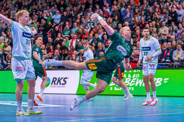 Justus Fischer TSV Hannover Burgdorf, No. 54 v l , TSV Hannover Burgdorf green against HSG Wetzlar white on matchday 21 of the 2025 2026 season in the DAIKIN Handball Bundesliga 14 02 2026, ZAG Arena Hannover, GER , Copyright: xJanxGuentherx xTSVxHannover-Burgdorfx