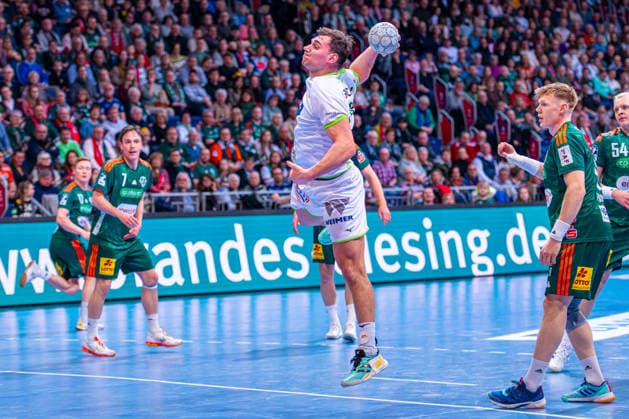 Josip Simic HSG Wetzlar, No. 10 v l , TSV Hannover Burgdorf green against HSG Wetzlar white on matchday 21 of the 2025 2026 season in the DAIKIN Handball Bundesliga 14 02 2026, ZAG Arena Hannover, GER , Copyright: xJanxGuentherx xTSVxHannover-Burgdorfx