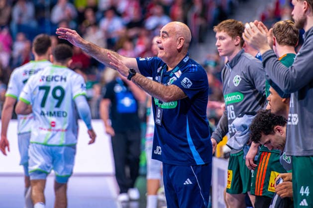 Juan Carlos Pastor TSV Hannover Burgdorf, Coach f l , TSV Hannover Burgdorf green against HSG Wetzlar white on matchday 21 of the 2025 2026 season in the DAIKIN Handball Bundesliga 14 02 2026, ZAG Arena Hannover, GER , Copyright: xJanxGuentherx xTSVxHannover-Burgdorfx