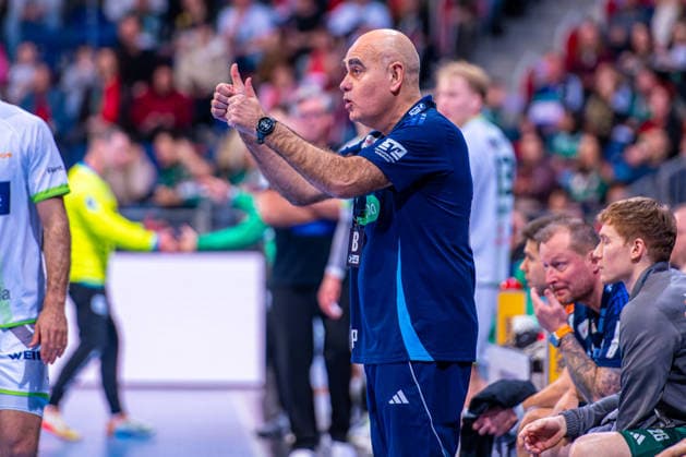 Juan Carlos Pastor TSV Hannover Burgdorf, Coach f l , TSV Hannover Burgdorf green against HSG Wetzlar white on matchday 21 of the 2025 2026 season in the DAIKIN Handball Bundesliga 14 02 2026, ZAG Arena Hannover, GER , Copyright: xJanxGuentherx xTSVxHannover-Burgdorfx