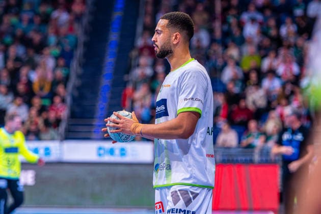 Philipp Ahouansou HSG Wetzlar, No. 19 v l , TSV Hannover Burgdorf green against HSG Wetzlar white on matchday 21 of the 2025 2026 season in the DAIKIN Handball Bundesliga 14 02 2026, ZAG Arena Hannover, GER , Copyright: xJanxGuentherx xTSVxHannover-Burgdorfx