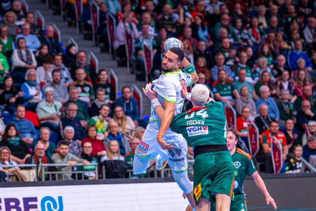 Philipp Ahouansou HSG Wetzlar, No. 19 v l , TSV Hannover Burgdorf green against HSG Wetzlar white on matchday 21 of the 2025 2026 season in the DAIKIN Handball Bundesliga 14 02 2026, ZAG Arena Hannover, GER , Copyright: xJanxGuentherx xTSVxHannover-Burgdorfx