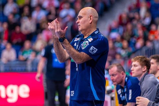 Juan Carlos Pastor TSV Hannover Burgdorf, Coach f l , TSV Hannover Burgdorf green against HSG Wetzlar white on matchday 21 of the 2025 2026 season in the DAIKIN Handball Bundesliga 14 02 2026, ZAG Arena Hannover, GER , Copyright: xJanxGuentherx xTSVxHannover-Burgdorfx