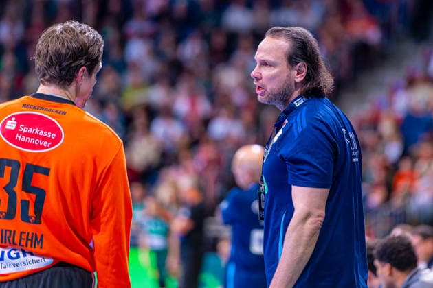 Nikolas Katsigiannis TSV Hannover Burgdorf, goalkeeping coach f l , TSV Hannover Burgdorf green against HSG Wetzlar white on matchday 21 of the 2025 2026 season in the DAIKIN Handball Bundesliga 14 02 2026, ZAG Arena Hannover, GER , Copyright: xJanxGuentherx xTSVxHannover-Burgdorfx