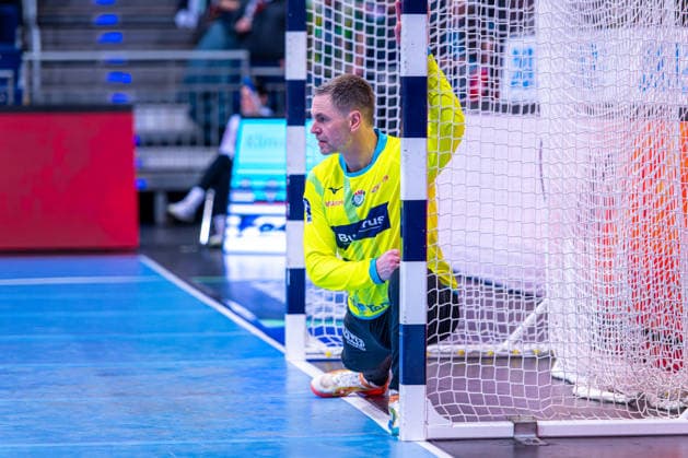 Andreas Palicka HSG Wetzlar, No. 52 v l , TSV Hannover Burgdorf green against HSG Wetzlar white on matchday 21 of the 2025 2026 season in the DAIKIN Handball Bundesliga 14 02 2026, ZAG Arena Hannover, GER , Copyright: xJanxGuentherx xTSVxHannover-Burgdorfx
