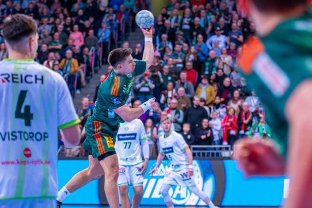 Renars Uscins TSV Hannover Burgdorf, No. 10 v l , TSV Hannover Burgdorf green against HSG Wetzlar white on matchday 21 of the 2025 2026 season in the DAIKIN Handball Bundesliga 14 02 2026, ZAG Arena Hannover, GER , Copyright: xJanxGuentherx xTSVxHannover-Burgdorfx
