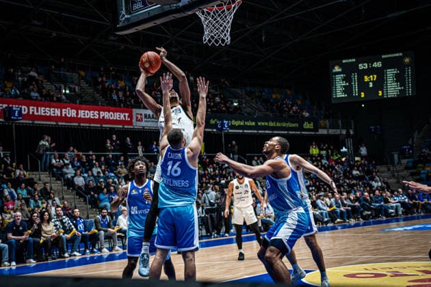 14 02 2026, xhfmx, Basketball easyCredit BBL Bundesliga, Frankfurt Skyliners Braunschweig Löwen v l David Nguessan Basketball Löwen Braunschweig , Radii Caisin Skyliners Frankfurt DFL DFB REGULATIONS PROHIBIT ANY USE OF PHOTOGRAPHS as IMAGE SEQUENCES and or QUASI VIDEO Frankfurt am Main