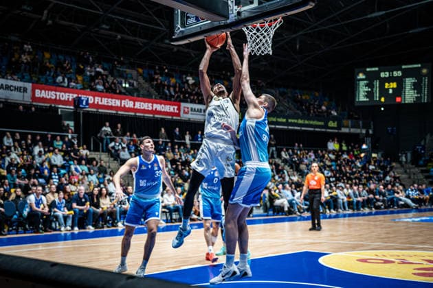 14 02 2026, xhfmx, Basketball easyCredit BBL Bundesliga, Frankfurt Skyliners Braunschweig Löwen v l David Nguessan Basketball Löwen Braunschweig , Jacob Knauf Skyliners Frankfurt DFL DFB REGULATIONS PROHIBIT ANY USE OF PHOTOGRAPHS as IMAGE SEQUENCES and or QUASI VIDEO Frankfurt am Main