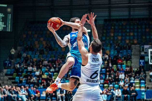 Logan Johnson Skyliners Frankfurt, 0 , Ferdinand Zylka Basketball Loewen Braunschweig, 06 GER, Skyliners Frankfurt vs Basketball Loewen Braunschweig, Basketball, easycredit BBL, Bundesliga, Matchday 20, Season 2025 2026 14 02 2026 Eibner Pressefoto Attila Ziga GER, Skyliners Frankfurt vs Basketball Loewen Braunschweig, Basketball, easycredit BBL, Bundesliga, Matchday 20, Season 2025 2026 14 02 2026 Frankfurt am Main Copyright: xEibner-Pressefotox EP_AZA