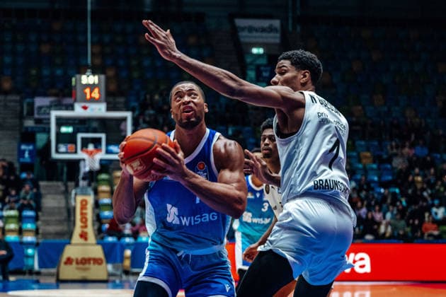 Jaedon LeDee Skyliners Frankfurt, 13 , David N Guessan Basketball Loewen Braunschweig, 01 GER, Skyliners Frankfurt vs Basketball Loewen Braunschweig, Basketball, easycredit BBL, Bundesliga, Matchday 20, Season 2025 2026 14 02 2026 Eibner Pressefoto Attila Ziga GER, Skyliners Frankfurt vs Basketball Loewen Braunschweig, Basketball, easycredit BBL, Bundesliga, Matchday 20, Season 2025 2026 14 02 2026 Frankfurt am Main Copyright: xEibner-Pressefotox EP_AZA