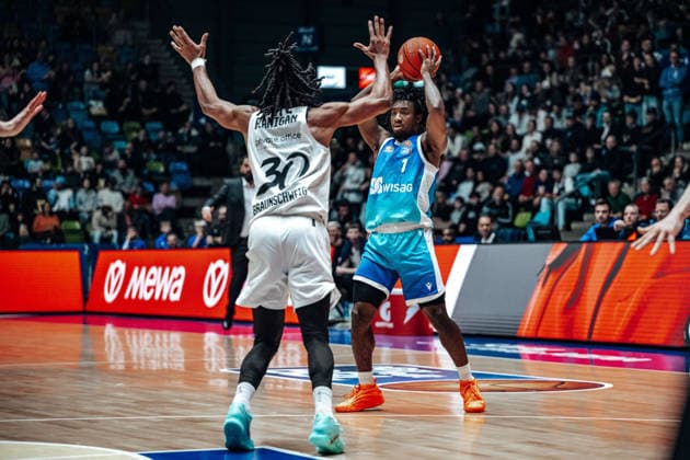 Chip Flanigan Basketball Loewen Braunschweig, 30 , Isaiah Swope Skyliners Frankfurt, 01 GER, Skyliners Frankfurt vs Basketball Loewen Braunschweig, Basketball, easycredit BBL, Bundesliga, Matchday 20, Season 2025 2026 14 02 2026 Eibner Pressefoto Attila Ziga GER, Skyliners Frankfurt vs Basketball Loewen Braunschweig, Basketball, easycredit BBL, Bundesliga, Matchday 20, Season 2025 2026 14 02 2026 Frankfurt am Main Copyright: xEibner-Pressefotox EP_AZA
