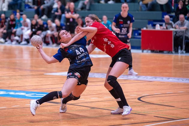 duel between Melina Hahn ESV 1927 Regensburg e V , 44 and Deborah Spatz HSV Solingen Graefrath, 42 HSV Solingen Graefrath vs ESV 1927 Regensburg, Handball, ALSCO Handballbundesliga Frauen, 18 Spieltag, Saison 2025 2026, 14 02 2026 HSV Solingen Graefrath 76 vs ESV 1927 Regensburg, Handball, ALSCO Handballbundesliga Frauen, 18 Spieltag, Saison 2025 2026, 14 02 2026 Solingen Copyright: xEibner-Pressefoto ThomasxHaeslerx EP_THR