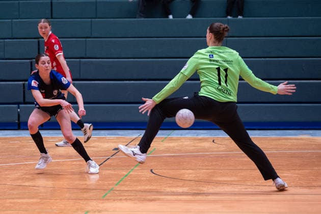 Caroline Haertl ESV 1927 Regensburg e V , 15 ueberwindet Katja Grewe HSV Solingen Graefrath, 11 HSV Solingen Graefrath vs ESV 1927 Regensburg, Handball, ALSCO Handballbundesliga Frauen, 18 Spieltag, Saison 2025 2026, 14 02 2026 HSV Solingen Graefrath 76 vs ESV 1927 Regensburg, Handball, ALSCO Handballbundesliga Frauen, 18 Spieltag, Saison 2025 2026, 14 02 2026 Solingen Copyright: xEibner-Pressefoto ThomasxHaeslerx EP_THR