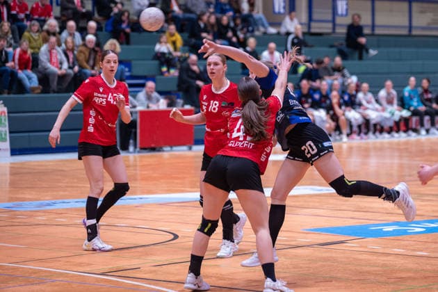 Julika Birnkammer ESV 1927 Regensburg e V , 20 comes to throw against Hannah Gutzeit HSV Solingen Graefrath, 43 HSV Solingen Graefrath vs ESV 1927 Regensburg, Handball, ALSCO Handballbundesliga Frauen, 18 Spieltag, Saison 2025 2026, 14 02 2026 HSV Solingen Graefrath 76 vs ESV 1927 Regensburg, Handball, ALSCO Handballbundesliga Frauen, 18 Spieltag, Saison 2025 2026, 14 02 2026 Solingen Copyright: xEibner-Pressefoto ThomasxHaeslerx EP_THR