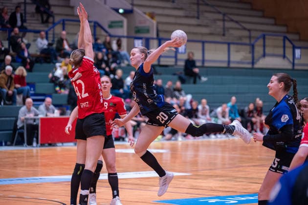 Julika Birnkammer ESV 1927 Regensburg e V , 20 comes against Deborah Spatz HSV Solingen Graefrath, 42 to throw HSV Solingen Graefrath vs ESV 1927 Regensburg, Handball, ALSCO Handballbundesliga Frauen, 18 Spieltag, Saison 2025 2026, 14 02 2026 HSV Solingen Graefrath 76 vs ESV 1927 Regensburg, Handball, ALSCO Handballbundesliga Frauen, 18 Spieltag, Saison 2025 2026, 14 02 2026 Solingen Copyright: xEibner-Pressefoto ThomasxHaeslerx EP_THR
