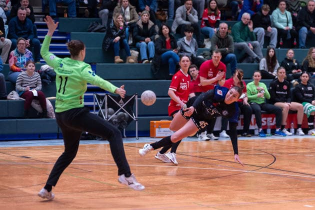 Sophia Ewald ESV 1927 Regensburg e V , 45 comes to throw against Katja Grewe HSV Solingen Graefrath, 11 HSV Solingen Graefrath vs ESV 1927 Regensburg, Handball, ALSCO Handballbundesliga Frauen, 18 Spieltag, Saison 2025 2026, 14 02 2026 HSV Solingen Graefrath 76 vs ESV 1927 Regensburg, Handball, ALSCO Handballbundesliga Frauen, 18 Spieltag, Saison 2025 2026, 14 02 2026 Solingen Copyright: xEibner-Pressefoto ThomasxHaeslerx EP_THR