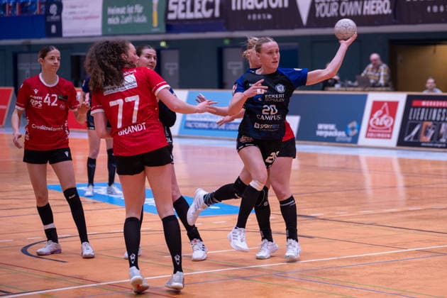 Duel between Vanessa Brandt HSV Solingen Graefrath, 77 , Julika Birnkammer ESV 1927 Regensburg e V , 20 and Sophie Pickrodt HSV Solingen Graefrath, 18 HSV Solingen Graefrath vs ESV 1927 Regensburg, Handball, ALSCO Handball Bundesliga Women, 18 Matchday, Season 2025 2026, 14 02 2026 HSV Solingen Graefrath 76 vs ESV 1927 Regensburg, Handball, ALSCO Handball Bundesliga Women, 18 Matchday, Season 2025 2026, 14 02 2026 Solingen Copyright: xEibner-Pressefoto ThomasxHaeslerx EP_THR