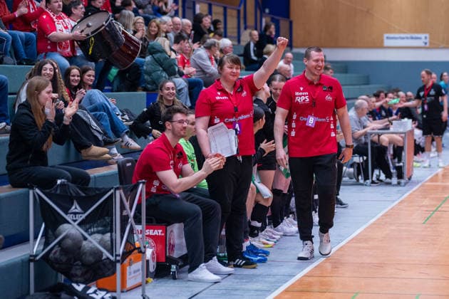 Sam Sklorz HSV Solingen Graefrath, goalkeeper coach raises her fist after a successful action by Katja Grewe HSV Solingen Graefrath, 11 HSV Solingen Graefrath vs ESV 1927 Regensburg, handball, ALSCO Handball Bundesliga Women, Matchday 18, Season 2025 2026, 14 02 2026 HSV Solingen Graefrath 76 vs ESV 1927 Regensburg, Handball, ALSCO Handball Bundesliga Women, Matchday 18, Season 2025 2026, 14 02 2026 Solingen Copyright: xEibner-Pressefoto ThomasxHaeslerx EP_THR