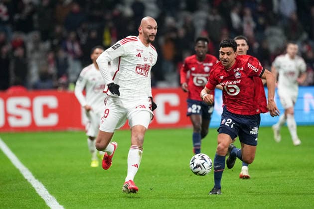 Lille OSC v Stade Brestois 29 - Ligue 1 McDonald s 2025 2026 21 Benjamin ANDRE (losc) - 19 Ludovic AJORQUE (sb29) during the Ligue 1 McDonald s match between Lille and Brest at Stade Pierre Mauroy on February 14, 2026 in Lille, France. Lille France  Copyright: xFEPx 776348290