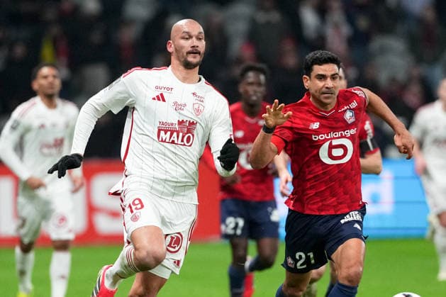 Lille OSC v Stade Brestois 29 - Ligue 1 McDonald s 2025 2026 21 Benjamin ANDRE (losc) - 19 Ludovic AJORQUE (sb29) during the Ligue 1 McDonald s match between Lille and Brest at Stade Pierre Mauroy on February 14, 2026 in Lille, France. Lille France  Copyright: xFEPx 776348290