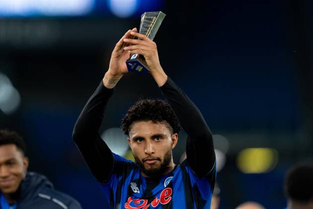SS Lazio v Atalanta BC - Serie A Enilive Ederson of Atalanta BC greets the fans holding the MVP prize in his hands during the serie Serie A Enilive match between SS Lazio and Atalanta BC at Olimpico on February 14, 2026 in Rome, Italy Rome Stadio Olimpico Lazio Italy Copyright: xGiuseppexMaffiax 260214_SerieA_Lazio-Atalanta_GM_03140