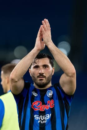SS Lazio v Atalanta BC - Serie A Enilive Sead Kolasinac of Atalanta BC greets the supporters during the serie Serie A Enilive match between SS Lazio and Atalanta BC at Olimpico on February 14, 2026 in Rome, Italy Rome Stadio Olimpico Lazio Italy Copyright: xGiuseppexMaffiax 260214_SerieA_Lazio-Atalanta_GM_03247