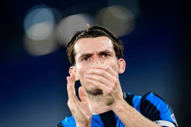 Marten de Roon (Atalanta BC) greets the supporters at the end of the match, Serie A, SS Lazio v Atalanta BC, Olimpico Stadium, February 14, 2026, Roma, Italy.