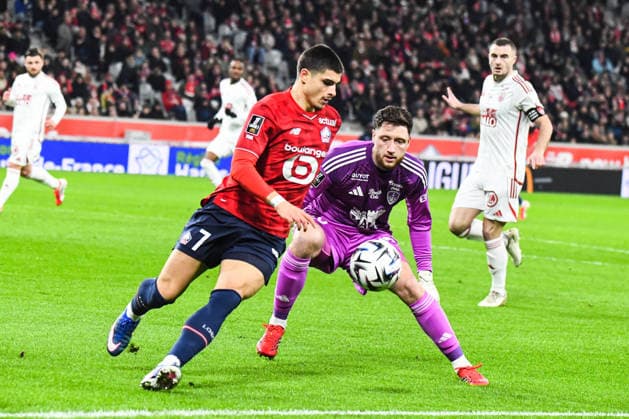 FOOTBALL : Lille OSC vs Stade Brestois - Ligue 1 - JournÃ e 22 - 14 02 2026 Matias Fernandez-Pardo (Lille OSC) Gregoire Coudert (Stade Brestois) LilleFrance  Copyright: xBaptistexAutissierx