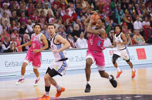 Jeff Garrett Bonn on the ball against Niklas Wimberg Hamburg , Telekom Baskets Bonn vs Veolia Towers Hamburg, easyCredit BBL, Matchday 20, Telekom Dome Bonn, 14 02 2026