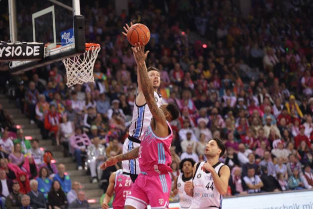 Jeff Garrett Bonn, in front on the ball against Niklas Wimberg Hamburg , Telekom Baskets Bonn vs Veolia Towers Hamburg, easyCredit BBL, Matchday 20, Telekom Dome Bonn, 14 02 2026