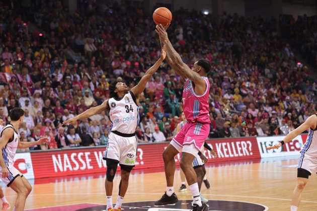 Ross Williams Hamburg, L against Jeff Garrett Bonn , Telekom Baskets Bonn vs Veolia Towers Hamburg, easyCredit BBL, Matchday 20, Telekom Dome Bonn, 14 02 2026