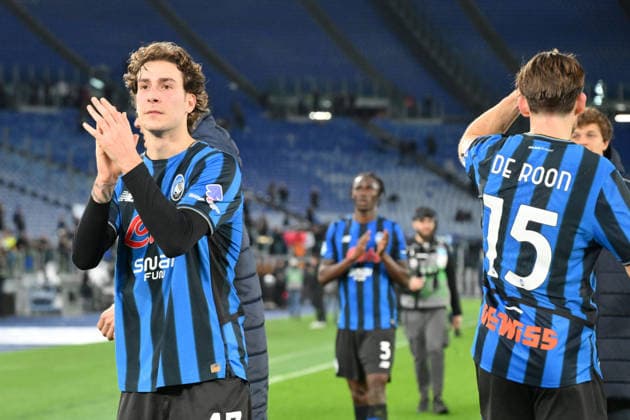 Atalanta s players celebrate their victory at the end of the match during the match of 25th day of the Serie A Championship between S.S.Lazio and Atalanta at the Olimpico Stadium on Feb 14, 2026 in Rome, Italy. during SS Lazio vs Atalanta BC, Italian soccer Serie A match in Rome, Italy, February 14 2026  Copyright: xRobertoxRamaccia IPAxSportx xipa-agency.netx xx IPA_71508856 IPA_Agency_IPA71508856