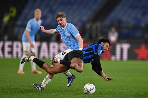 Keneth Taylor of S.S. Lazio and Ederson of Atalanta B.C. are in action during the 25th matchday of the Serie A championship between S.S. Lazio and Atalanta B.C. at the Stadio Olimpico on February 14, 2026 in Rome, Italy.  Copyright: xDomenicoxCippitelli IPAxSportx xipa-agency.netx xx IPA_71509631 IPA_Agency_IPA71509631