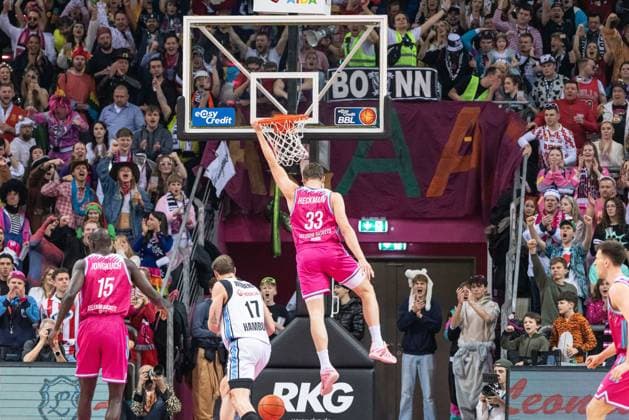Playing action with Patrick Heckmann 33 Telekom Baskets Bonn during a dunk, Kur Jongkuch 15 Telekom Baskets Bonn and Jan Niklas Wimberg 17 Veolia Towers Hamburg in the vicinity in the game between Telekom Baskets Bonn and Veolia Towers Hamburg on matchday 20 in the EasyCredit BBL in Bonn during the carnival game Patrick Heckmann 33 Telekom Baskets Bonn during a dunk Copyright: xFeyzullahxGökalp feyzofsportsx