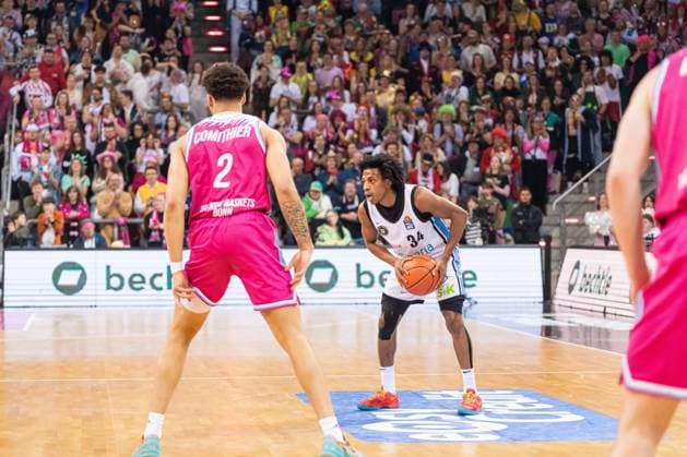 Game action with Alijah Comithier 2 Telekom Baskets Bonn and Ross Williams 34 Veolia Towers Hamburg on the pitch in the game between Telekom Baskets Bonn and Veolia Towers Hamburg on matchday 20 in the EasyCredit BBL in Bonn during the carnival game Alijah Comithier 2 Telekom Baskets Bonn against Ross Williams 34 Veolia Towers Hamburg in action Copyright: xFeyzullahxGökalp feyzofsportsx