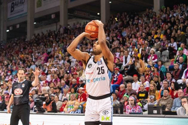 Kenneth Ogbe 25 Veolia Towers Hamburg in action with the ball in the game between Telekom Baskets Bonn and Veolia Towers Hamburg on matchday 20 of the EasyCredit BBL in Bonn at the carnival game Kenneth Ogbe 25 Veolia Towers Hamburg in action Copyright: xFeyzullahxGökalp feyzofsportsx