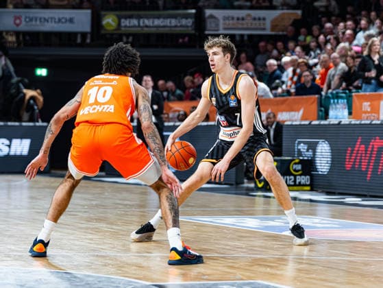 Tobias Jensen ratiopharm Ulm, 07 in duel against Tevin Brown RASTA Vechta, 10 RASTA Vechta vs ratiopharm Ulm, Basketball, easyCredit Basketball Bundesliga, Matchday 20, Season 2025 2026, 14 02 2026 RASTA Vechta vs ratiopharm Ulm, Basketball, easyCredit Basketball Bundesliga, Matchday 20, Season 2025 2026, 14 02 2026 Vechta Copyright: xEibner-Pressefoto DamianxKruczynx EP_DKI