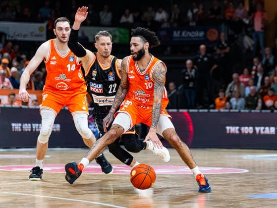 Tevin Brown RASTA Vechta, 10 in duel against Thomas Klepeisz ratiopharm Ulm, 22 RASTA Vechta vs ratiopharm Ulm, Basketball, easyCredit Basketball Bundesliga, Matchday 20, Season 2025 2026, 14 02 2026 RASTA Vechta vs ratiopharm Ulm, Basketball, easyCredit Basketball Bundesliga, Matchday 20, Season 2025 2026, 14 02 2026 Vechta Copyright: xEibner-Pressefoto DamianxKruczynx EP_DKI