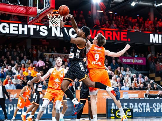 Justin Simon ratiopharm Ulm, 15 in duel against Joschka Ferner RASTA Vechta, 09 RASTA Vechta vs ratiopharm Ulm, Basketball, easyCredit Basketball Bundesliga, Matchday 20, Season 2025 2026, 14 02 2026 RASTA Vechta vs ratiopharm Ulm, Basketball, easyCredit Basketball Bundesliga, Matchday 20, Season 2025 2026, 14 02 2026 Vechta Copyright: xEibner-Pressefoto DamianxKruczynx EP_DKI