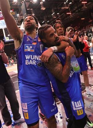 14 02 2026 Basketball Season 2025 2026 2 Bundesliga Pro A 23 Matchday Nuremberg Falcons Basketball Club NBC HAKRO Merlins Crailsheim Sportfoto Zink DaMa xdaxmax Joy cheering after the end of the game Tyreese Blunt 0, Hakro Merlins Crailsheim Vincent Shahid 99, Hakro Merlins Crailsheim and team Team Hakro Merlins Crailsheim celebrate after the end of the game in the spectators audience fans traveling with them