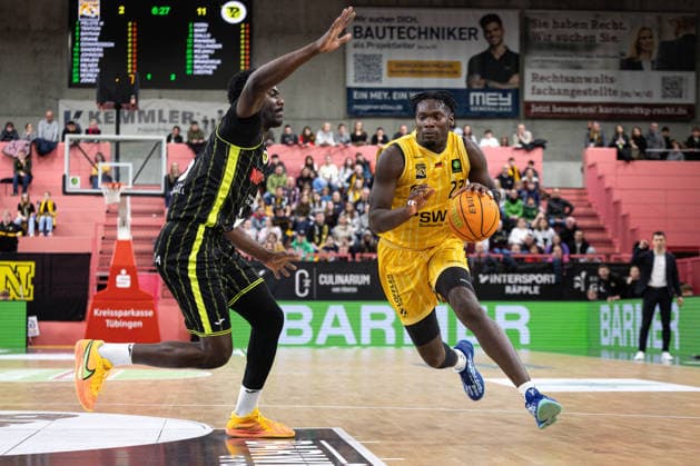 Tigers Tuebingen BBC Bayreuth, Men, 2 Bundesliga, Barmer 2 Basketball Bundesliga, pro A, 23 Matchday, Season 2025 2026, 14 02 2026 Melkisedek Moreaux Tigers Tuebingen, 23 on drive to the basket against Nat Diallo BBC Bayreuth, 08